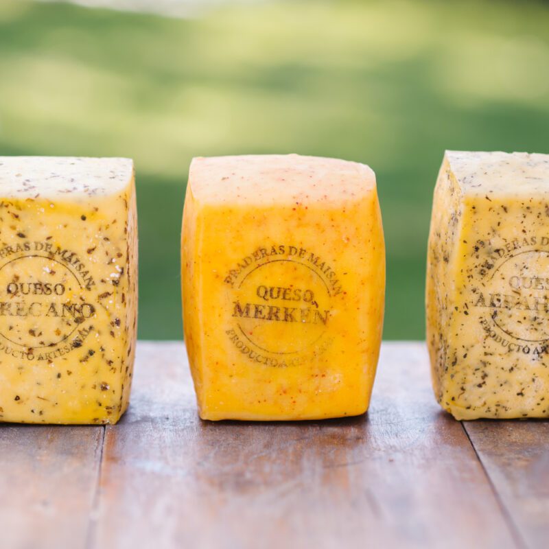 13 Kg (15 unid 850 g aprox) de quesos con especies, Merkén, Orégano y Albahaca